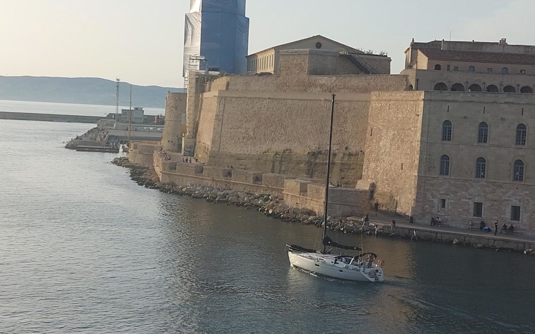 Les équipes de tailleurs de pierre de VIVIAN & CIE œuvrent actuellement à la restauration de la Tour du Fanal située à l’entrée de Marseille